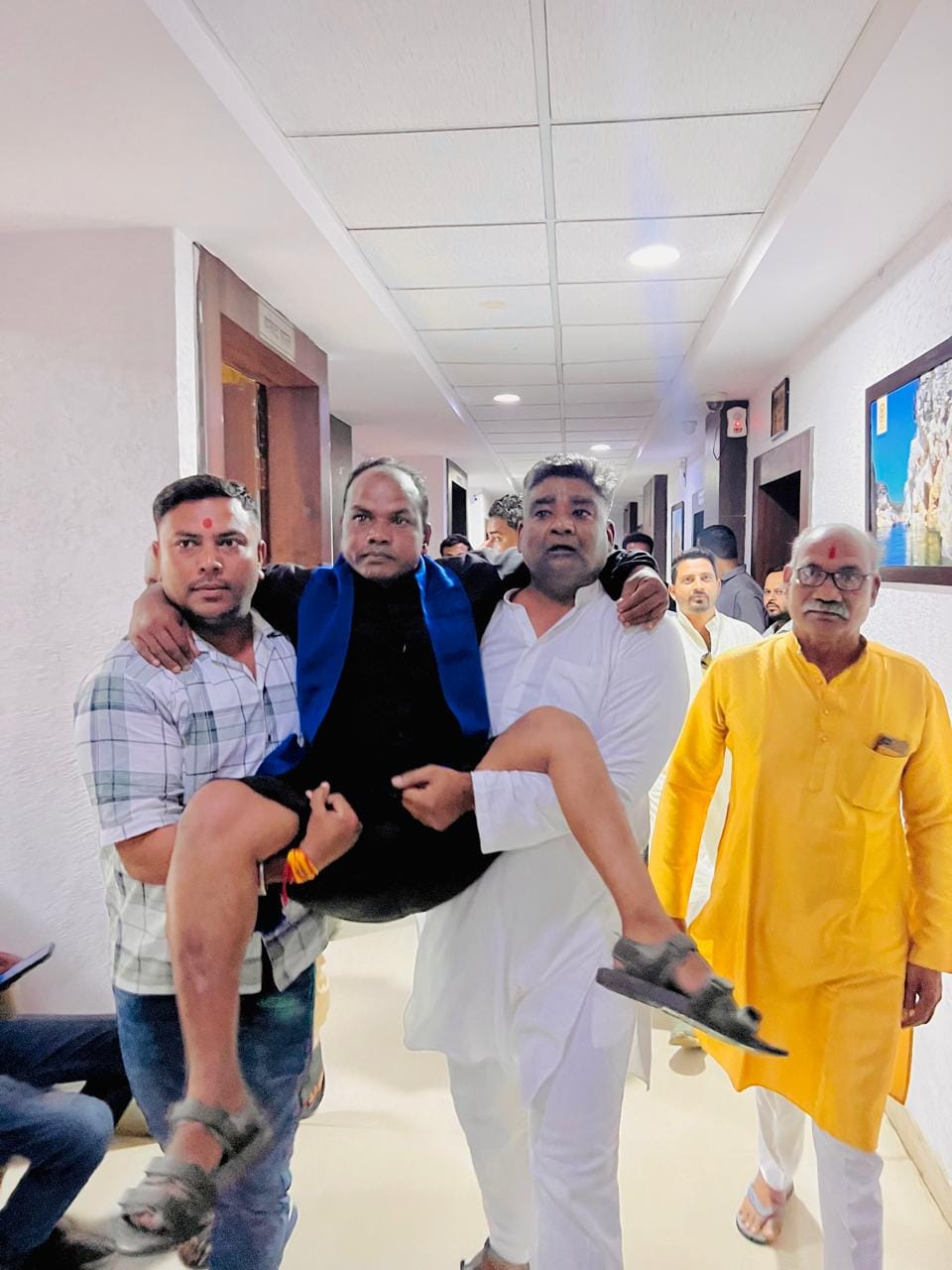 The Gumthi was forcibly removed, put in jail, Congress leader reached the corporation commissioner carrying th