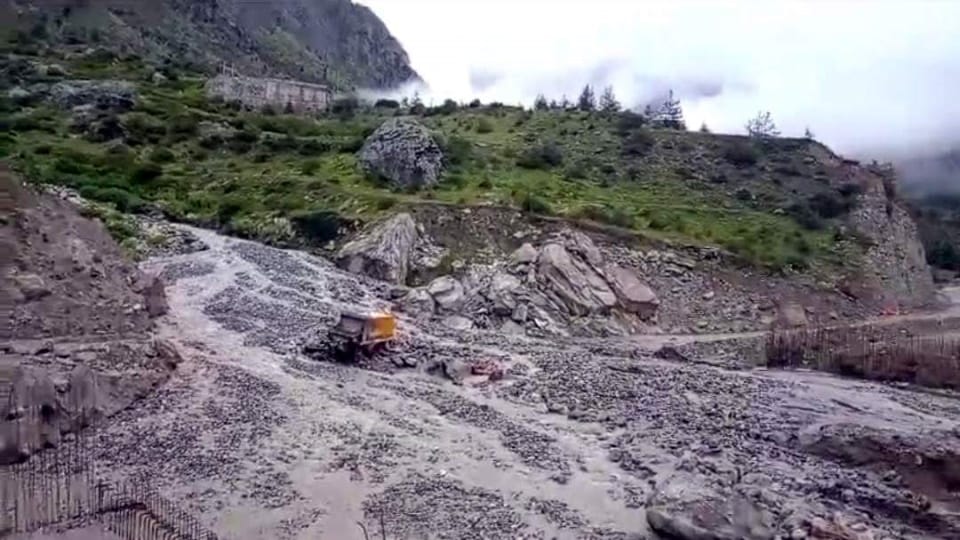 Badrinath Highway closed at many places due to debris, 2000 passengers going to Badrinath and Hemkund stranded