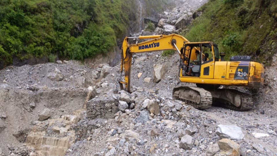 Badrinath Highway closed at many places due to debris, 2000 passengers going to Badrinath and Hemkund stranded