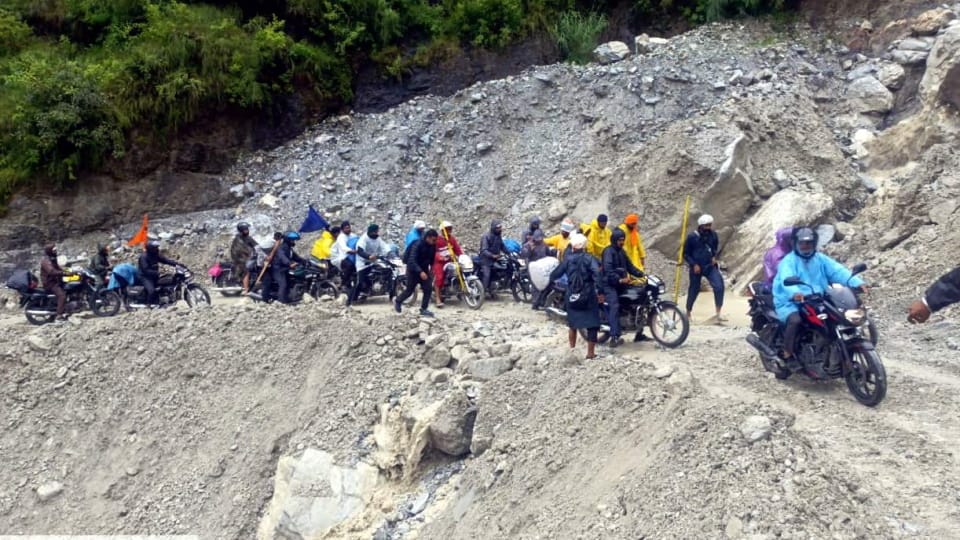 Badrinath Highway closed at many places due to debris, 2000 passengers going to Badrinath and Hemkund stranded