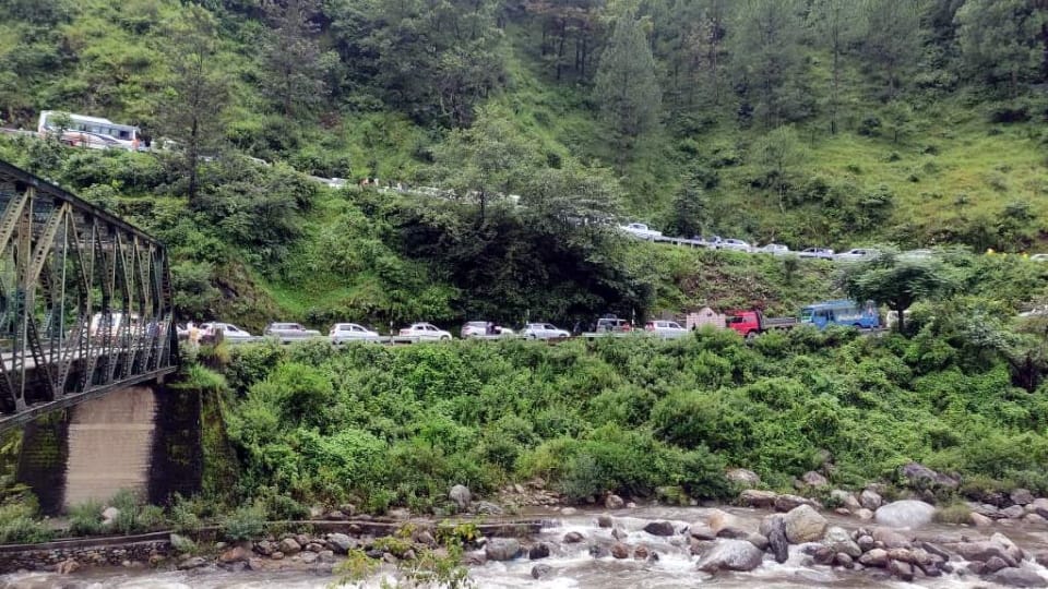 Badrinath Highway closed at many places due to debris, 2000 passengers going to Badrinath and Hemkund stranded