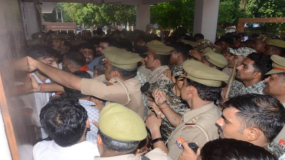 Meerut: CCSU campus vandalized, RRF lathicharged, ABVP workers from 14 districts created ruckus