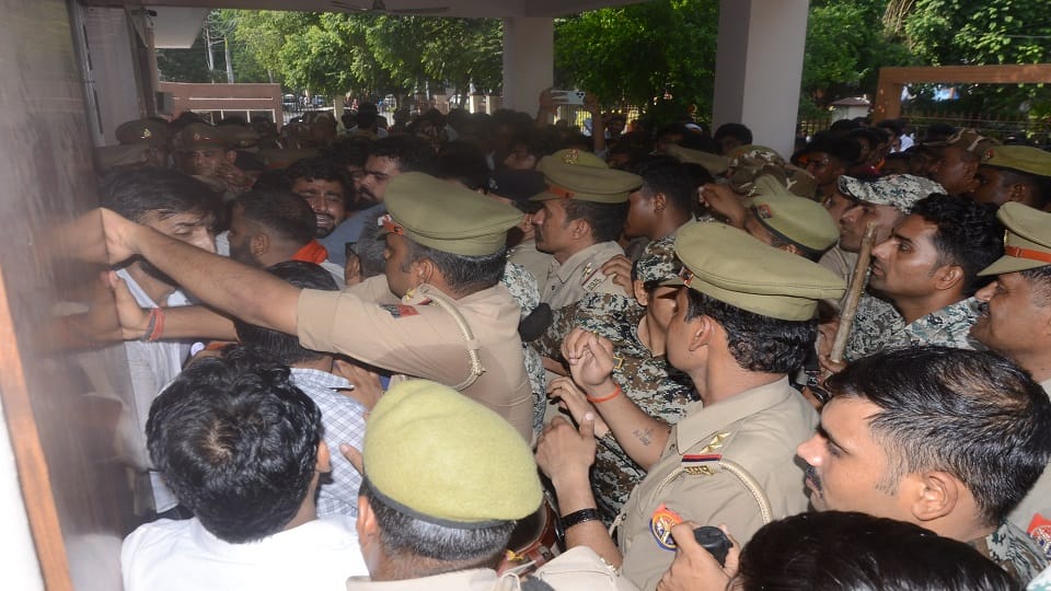 Meerut: CCSU campus vandalized, RRF lathicharged, ABVP workers from 14 districts created ruckus