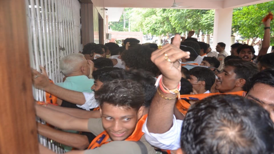Meerut: CCSU campus vandalized, RRF lathicharged, ABVP workers from 14 districts created ruckus