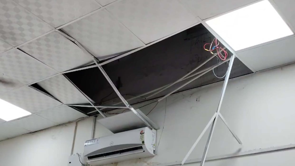 Kanpur: False ceiling collapsed in Municipal Corporation Zonal Office