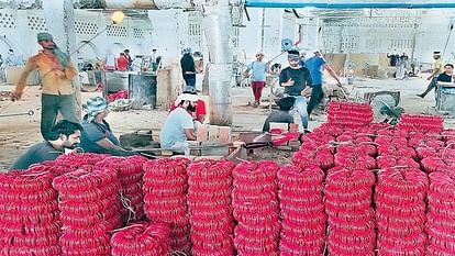 life of artisans who make bangles is very difficult