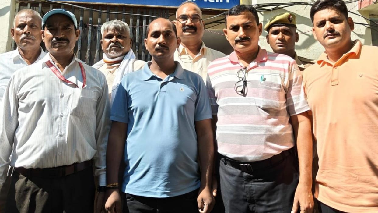 Contract worker arrested taking 50 thousand bribe from Additional Director office in Mirzapur