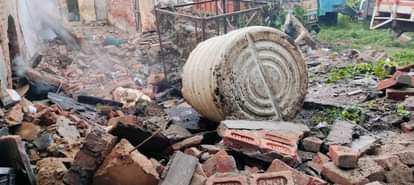 हादसे के बाद गिरी दीवार