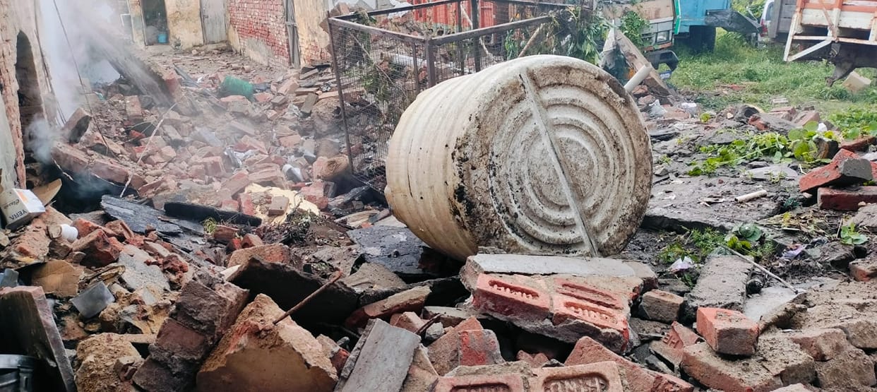 West UP News Live: Fireworks kept in the police station exploded with a loud bang in Baghpat, a young man died