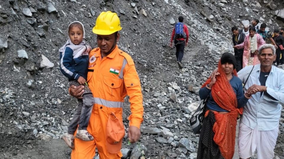 Kedarnath Landslide  400 Pilgrims Rescue after stranded between Sonprayag and Gaurikund Photos