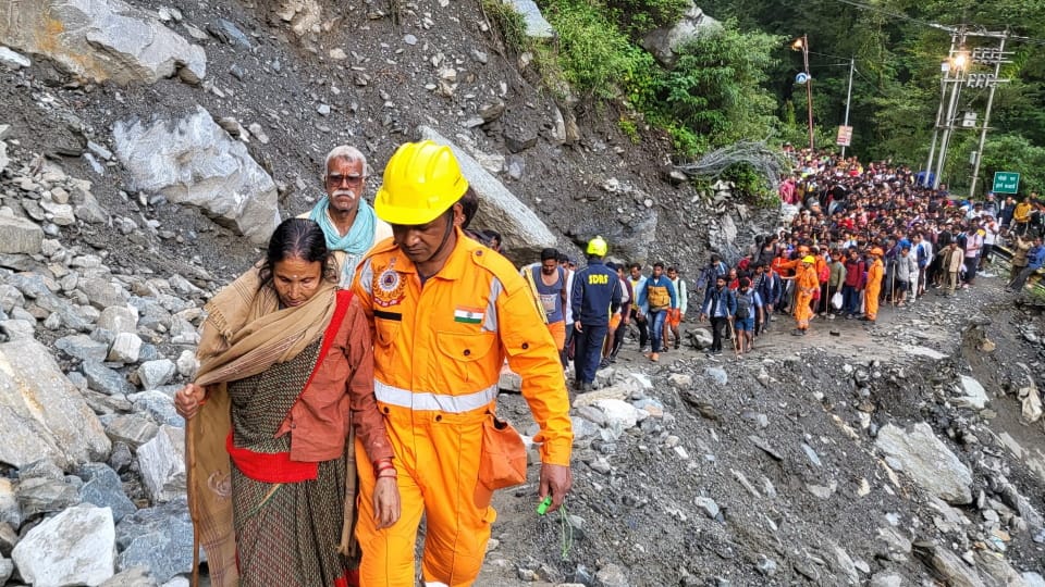 Kedarnath dham pilgrims will cross Kedarghati wearing helmets on Gaurikund-Kedarnath route while rainfall