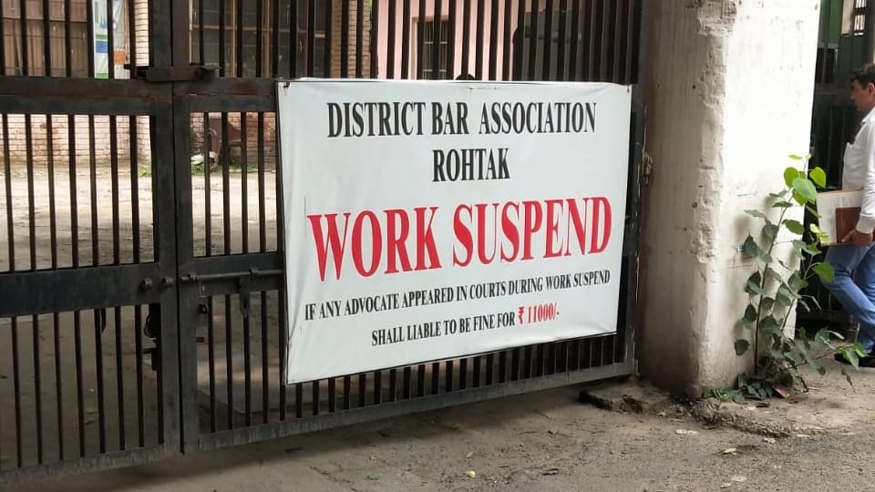 Protest against filing case against lawyer in Rohtak, Bar announces suspension of work