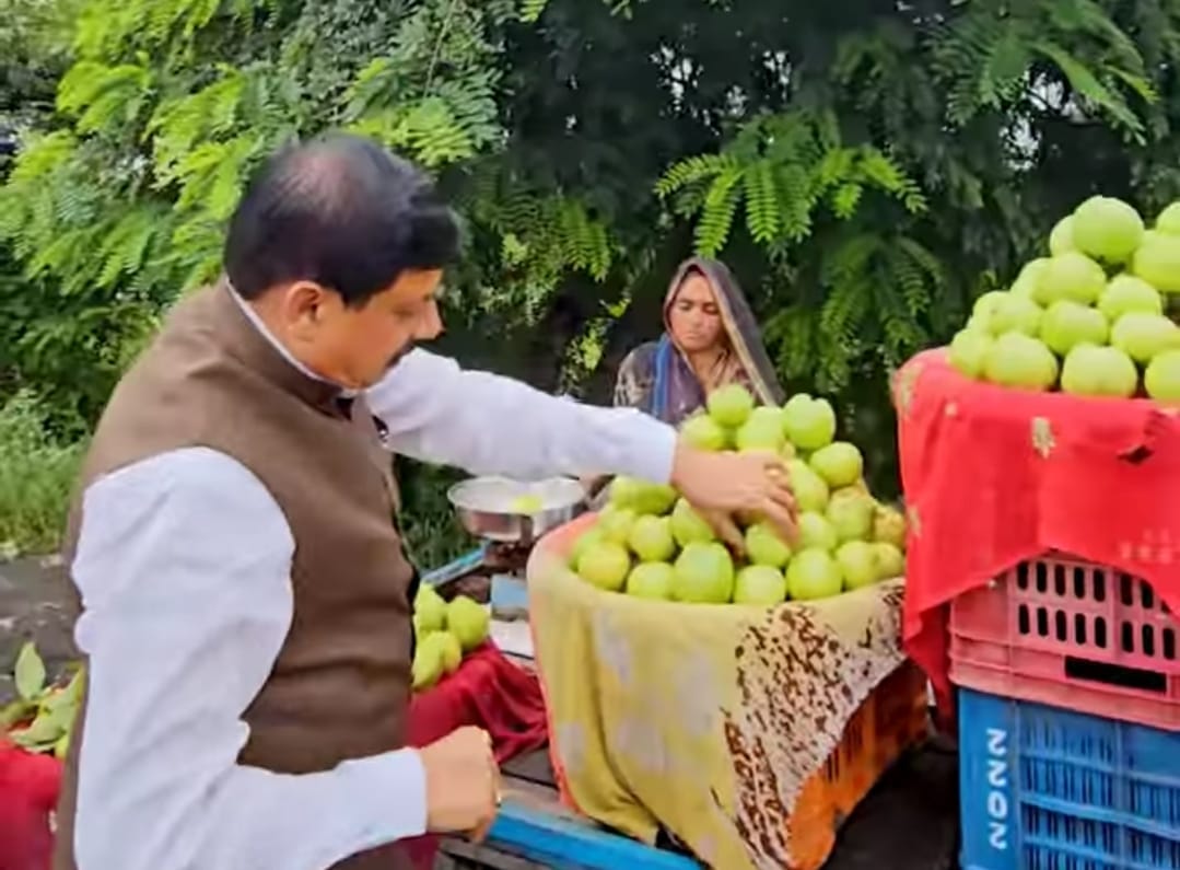 Indore: Chief Minister stopped the convoy and bought guavas, was returning from Ujjain