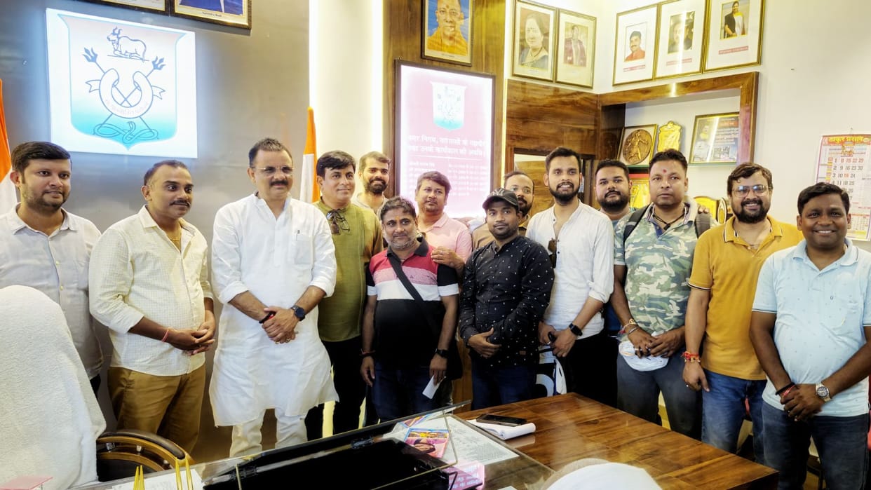 major news in one click o varanasi Photographers handed over leaflet to mayor