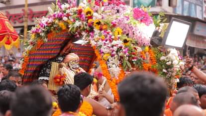 रथ पर सवार होकर निकले बाबा महाकाल