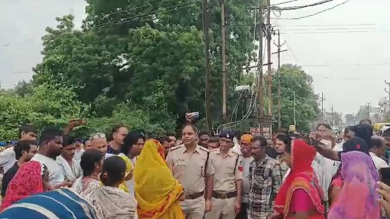 Shivpuri People angry with double murder blocked road says bulldozers should be run on houses of accused