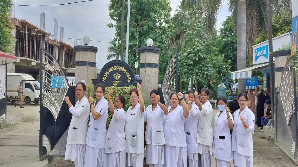 Nurses demonstrated demanding restoration of old pension in rudrapur