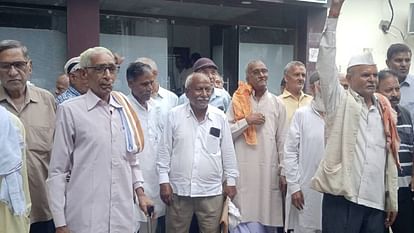 corporation pensioners return In Firozabad who come to meet Municipal Commissioner regarding pension problems