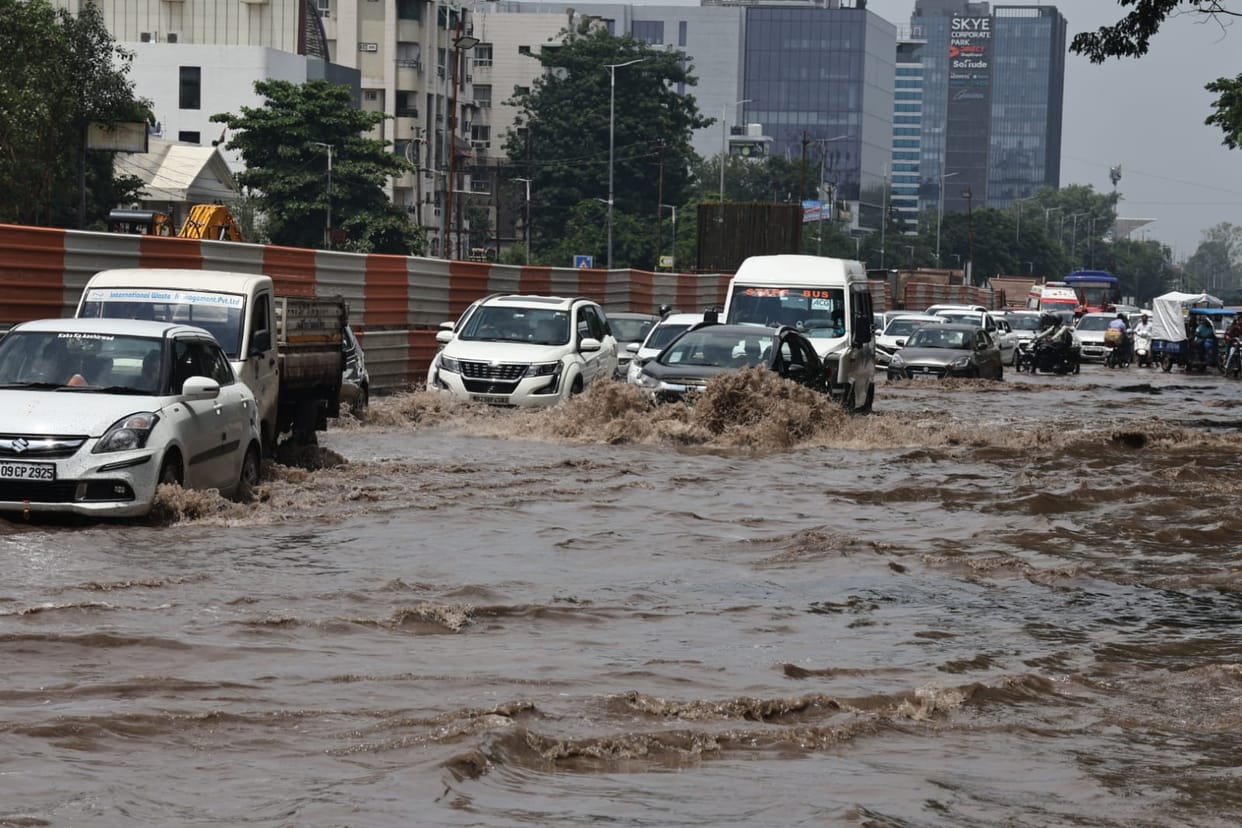 Due to the strong system, heavy rains occurred in 12 districts including Bhopal, gates of three dams of the st