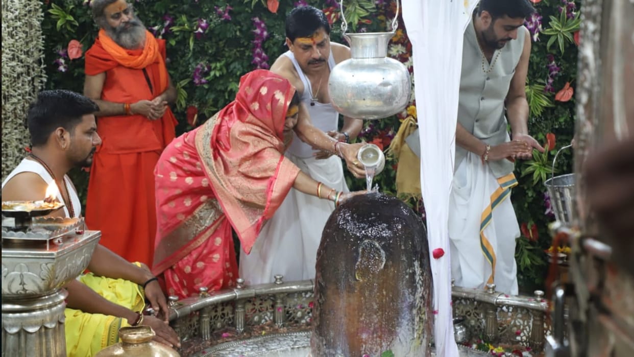 MP News: CM Yadav reached court of Mahakal on Somvati Amavasya, consecrated Baba from the sanctum sanctorum