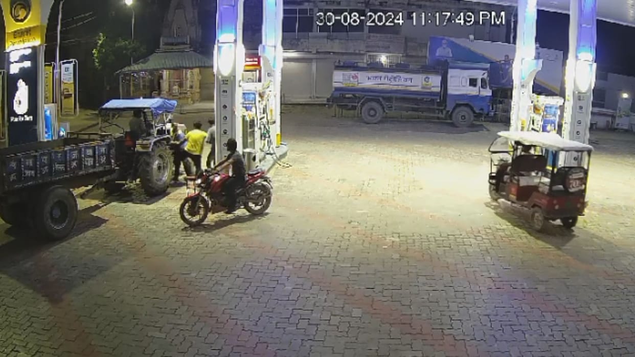Miscreant beat up petrol pump employee in Mirzapur for refusing to smoke cigarettes in mirzapur