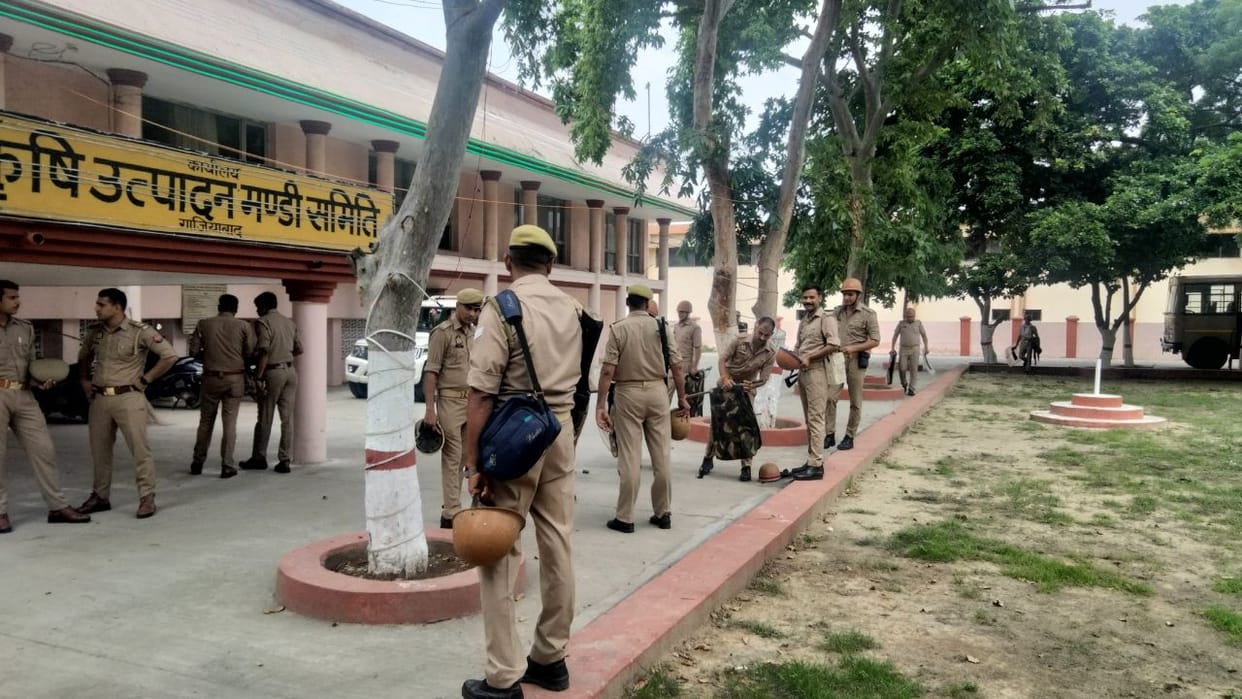 Sahibabad Police-administration action in vegetable market farmers' land freed from illegal encroachment