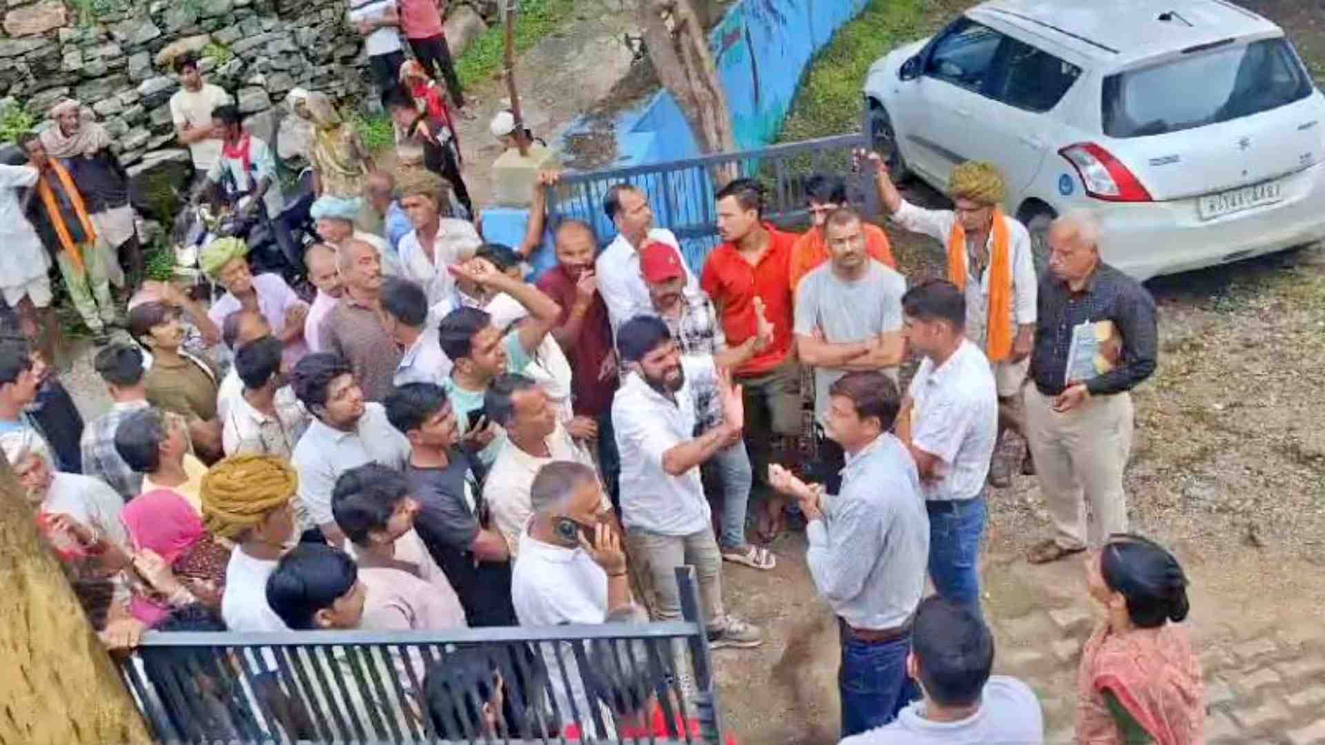 स्कूल के बाहर हंगामा करते ग्रामीण।