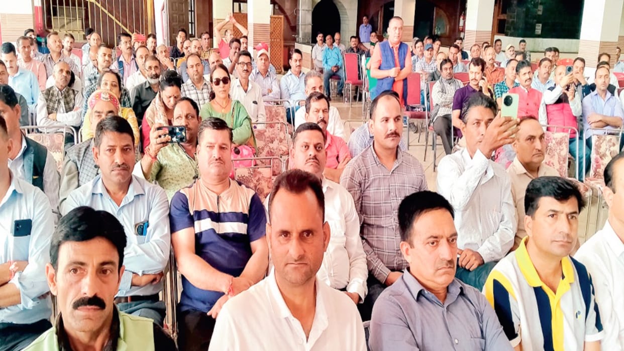 sanyukt karamchari mahasangh: Himachal govt should pay pending DA and arrears in two months