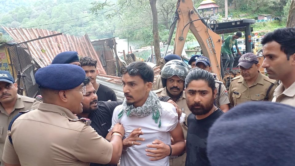 Authority demolished shops in Sattal bhimtal