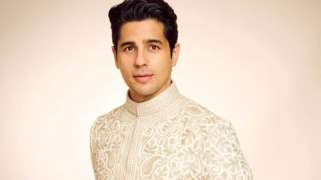 Siddharth Malhotra will work with Panchayat director Deepak Mishra details inside
