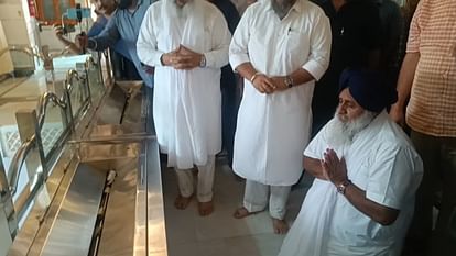 विवाद: सुखबीर बादल के अकाल तख्त साहिब पर माथा टेकने पर सवाल, बागी अकाली बोले-माफी मांगने का तरीका गैर पंथक Questions raised on Sukhbir Badal bowing at Sri Akal Takht Sahib