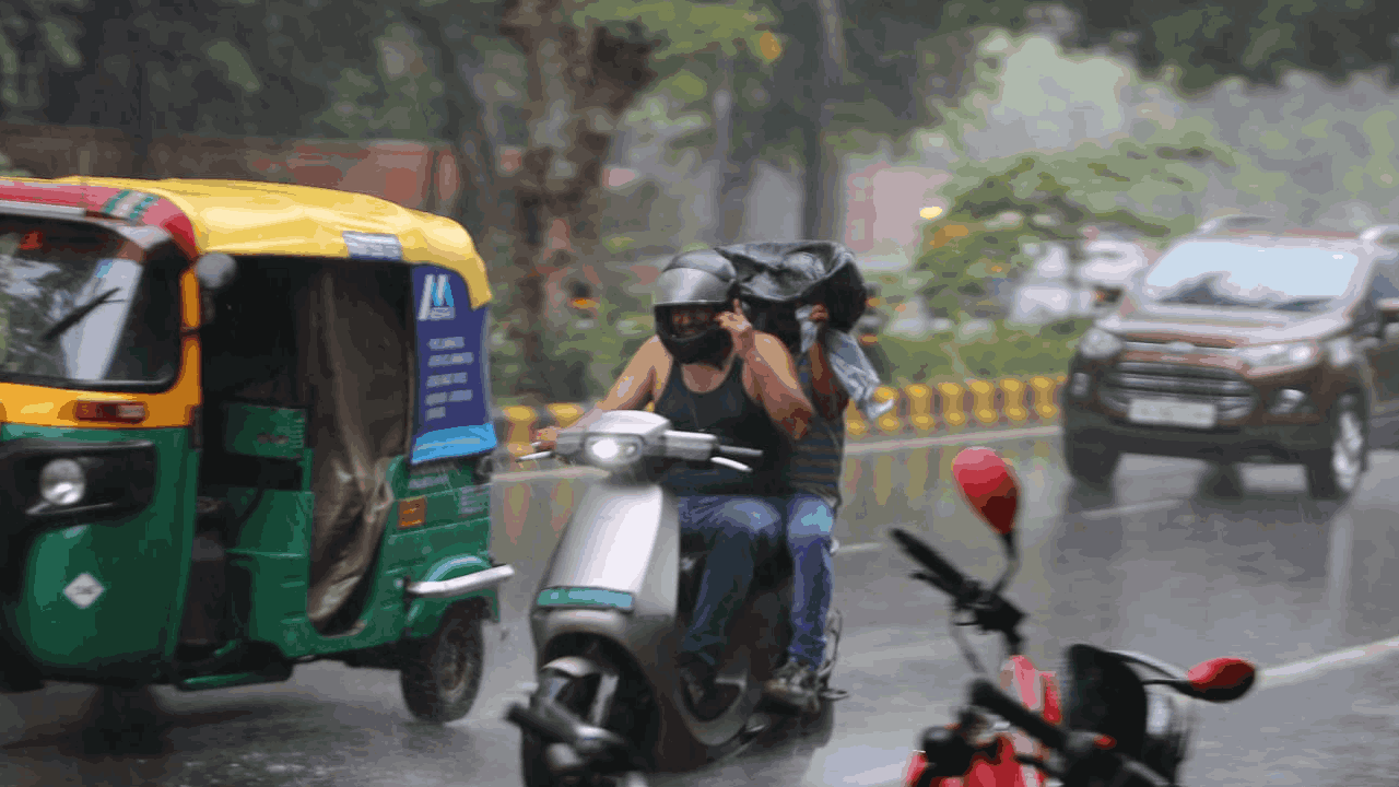 heavy rain in many areas of Delhi today see photos