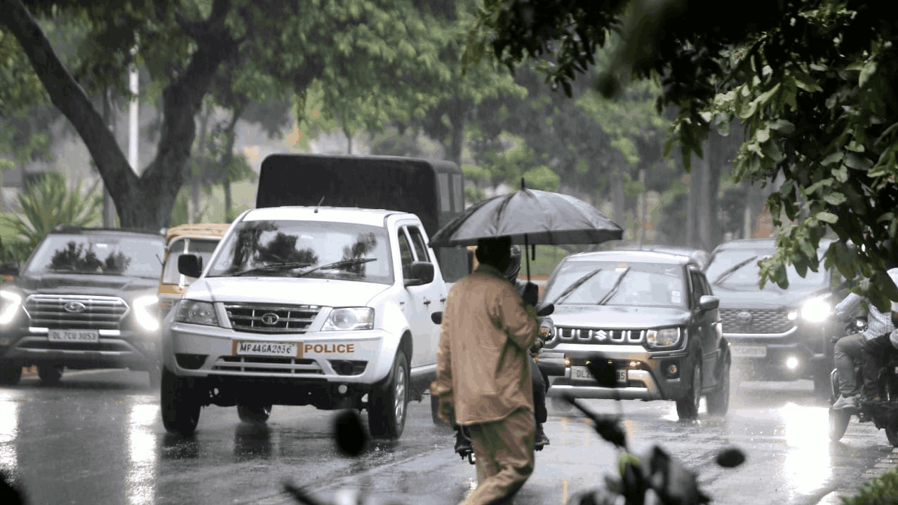 heavy rain in many areas of Delhi today see photos