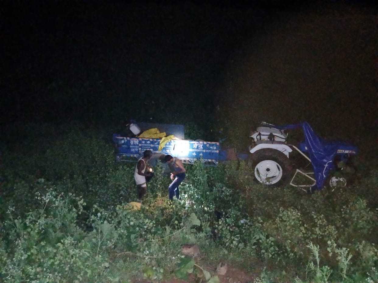 damoh Tractor trolley full of devotees going to Jatashankar Dham in new tractor overturns in ditch, 4 killed