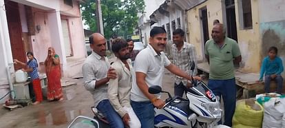 Chittorgarh: दौड़ लगाकर खेत में घुसा शख्स चढ़ गया मोबाइल टावर पर, दो घंटे की मशक्कत के बाद नीचे उतारा The man ran into the field and climbed the mobile tower