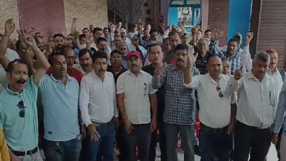 Angered by non-payment of pending bills, ration vendors demonstrated in pithoragarh