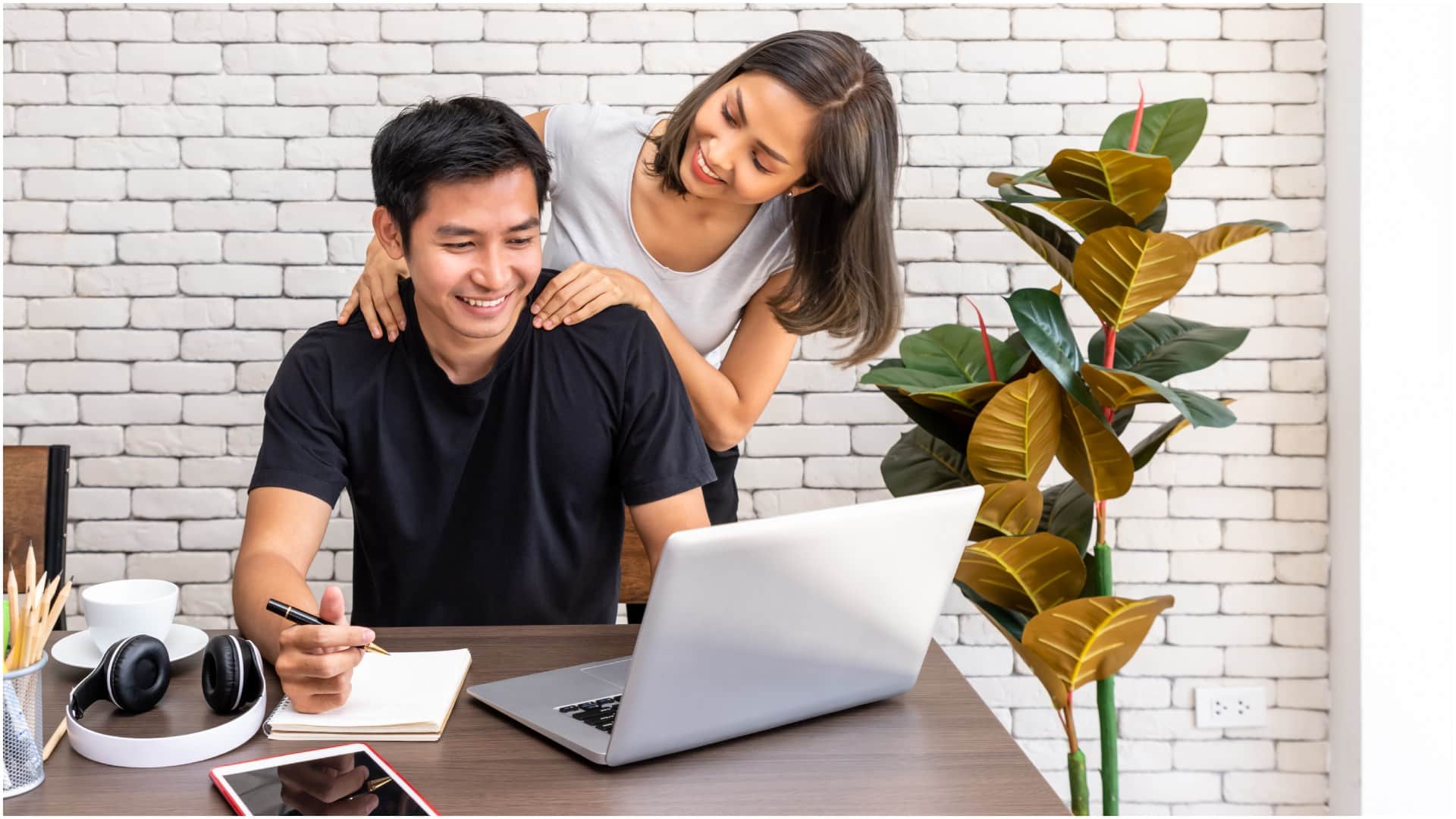 Age gap relationship reasons why boys like older women in hindi