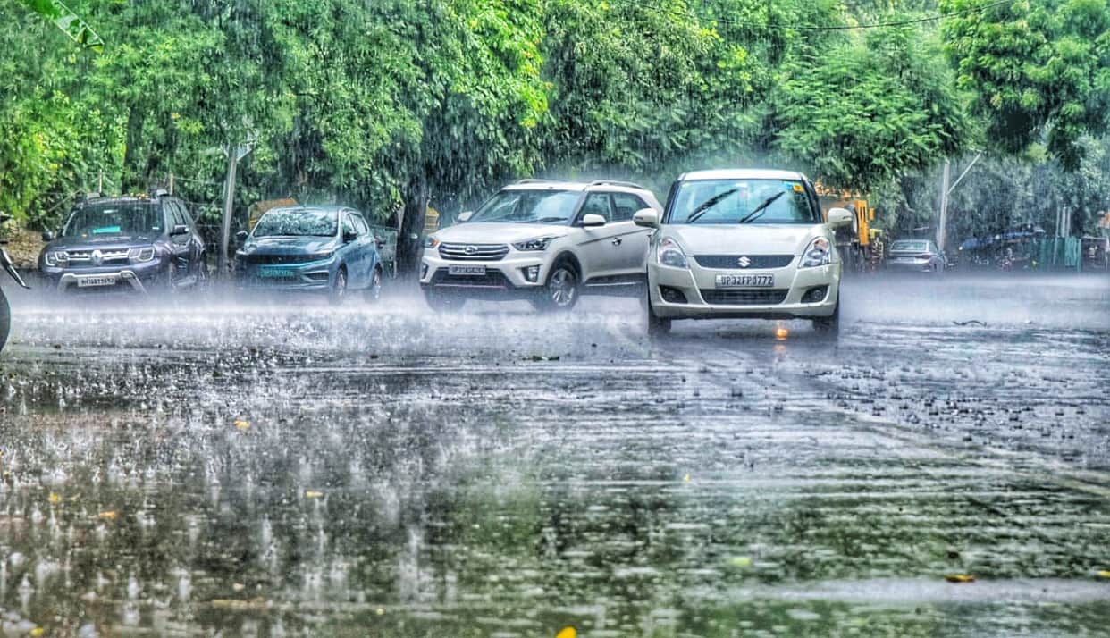 UP: Monsoon trough shifts northward, bringing rain; heavy rain warning issued for 19 districts today