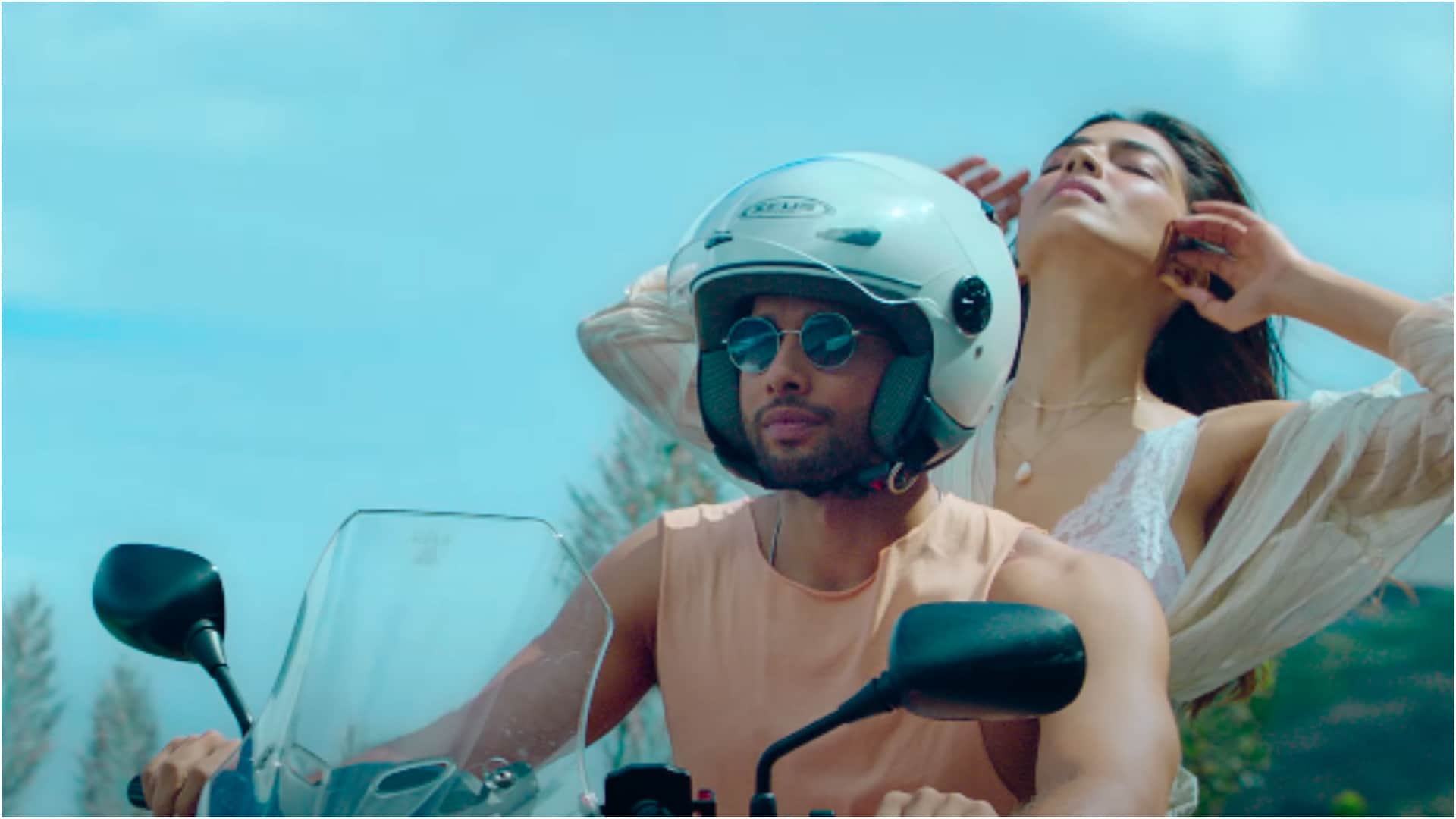 Yudhra 2nd song Sohni Lagdi released Siddhant Chaturvedi Malavika Mohanan dance moves in film club party track