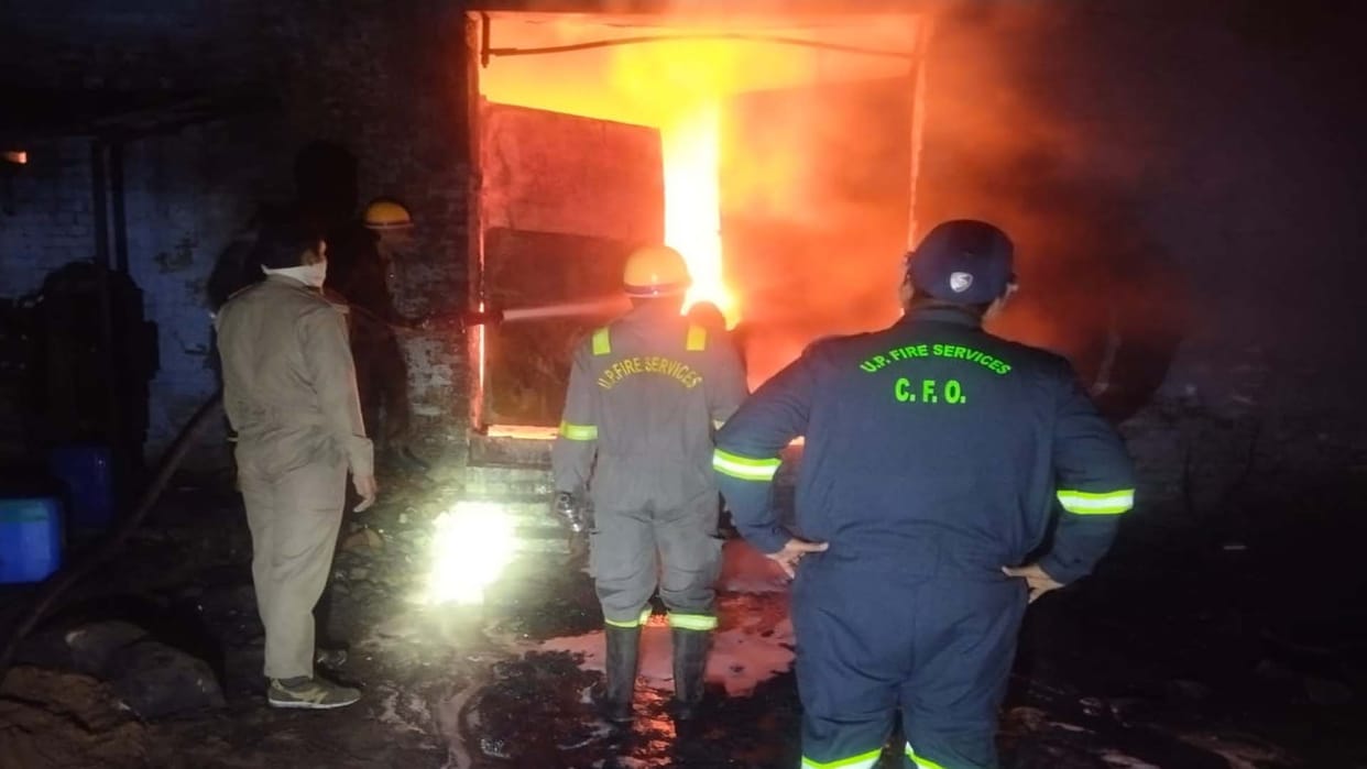 Kanpur: Fire broke out in ink factory and tyre shops