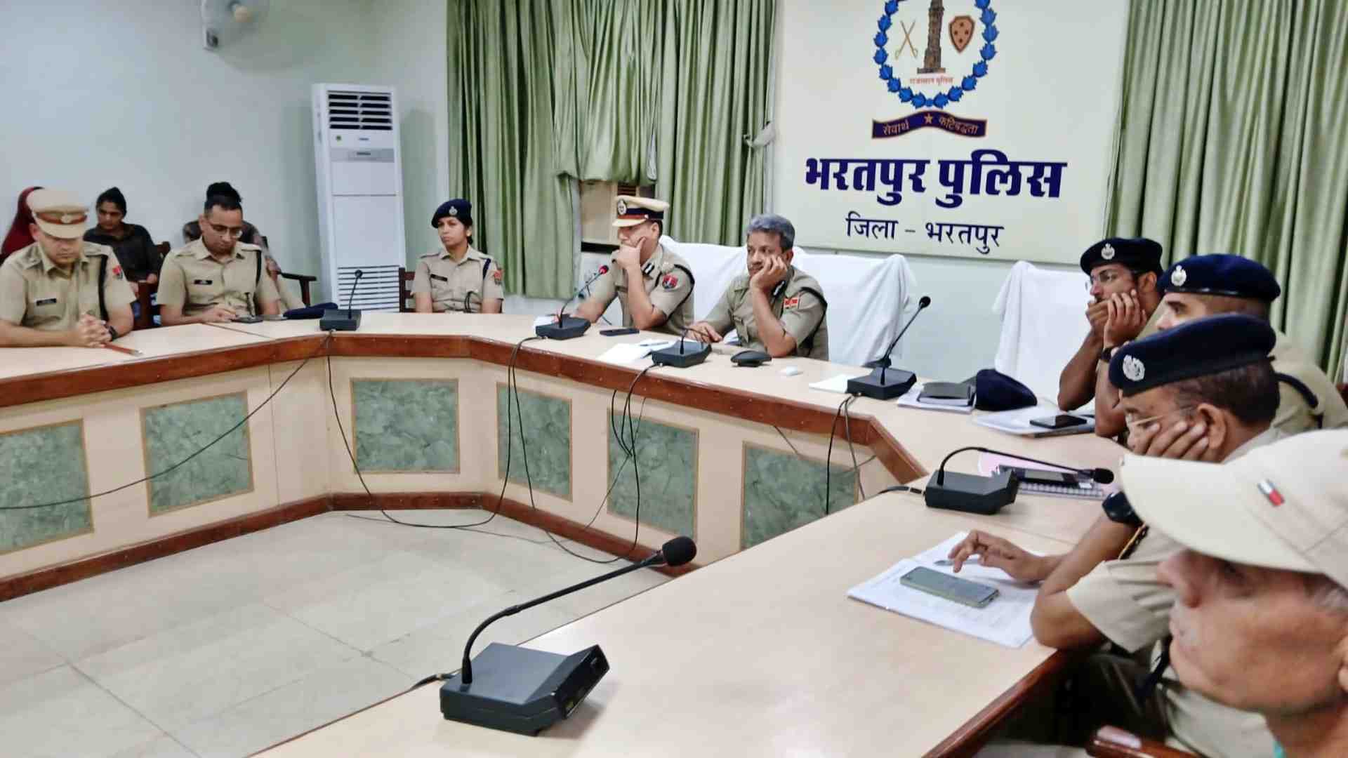 ADG आनंद श्रीवास्तव के साथ बैठक में शामिल पुलिस अधिकारी।