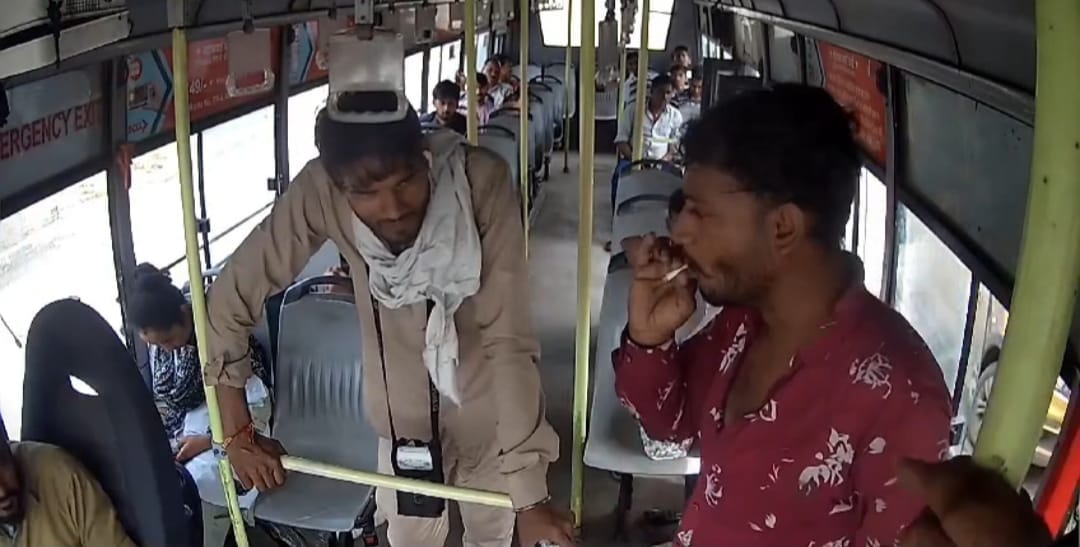 Hooliganism in Bhopal city bus, driver beaten up in filmy style, passengers who came to rescue were also threa
