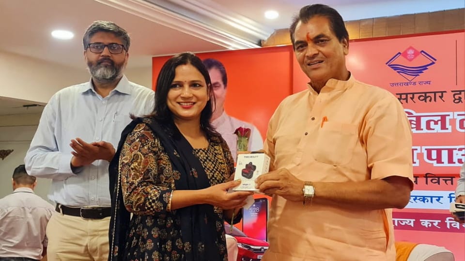 Uttarakhand Bill Lao Inam Pao Scheme Finance Minister Gave Gifts of march Month Lucky Draw