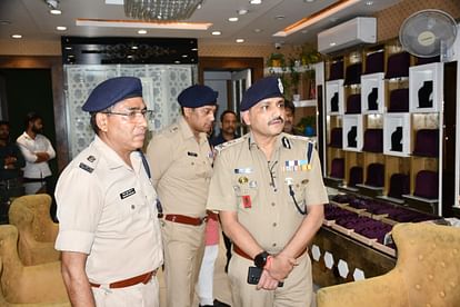 Haridwar Robbery: डीजीपी ने किया घटनास्थल का दौरा, कहा-पुलिसिया ढंग से करेंगे अपराधियों का स्वागत Haridwar Robbery DGP Abhinav Kumar visited spot said- we will caught miscreants Soon