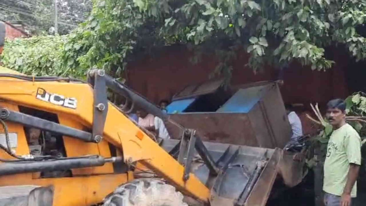 Railway administration team could not remove encroachment in the Dehradun railway station premises