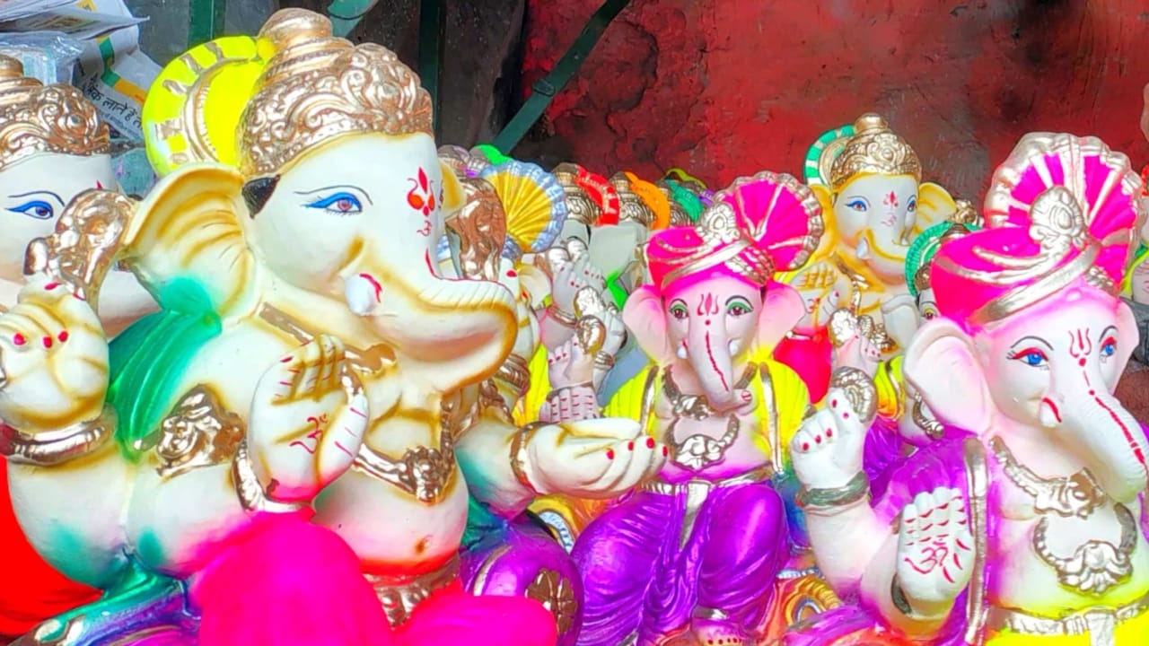Ganesh ji murti with Ramlala being sold for Ganesh Chaturthi in Bareilly