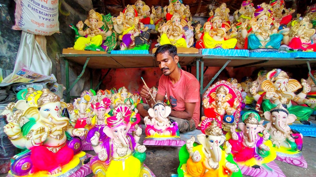 Ganesh ji murti with Ramlala being sold for Ganesh Chaturthi in Bareilly