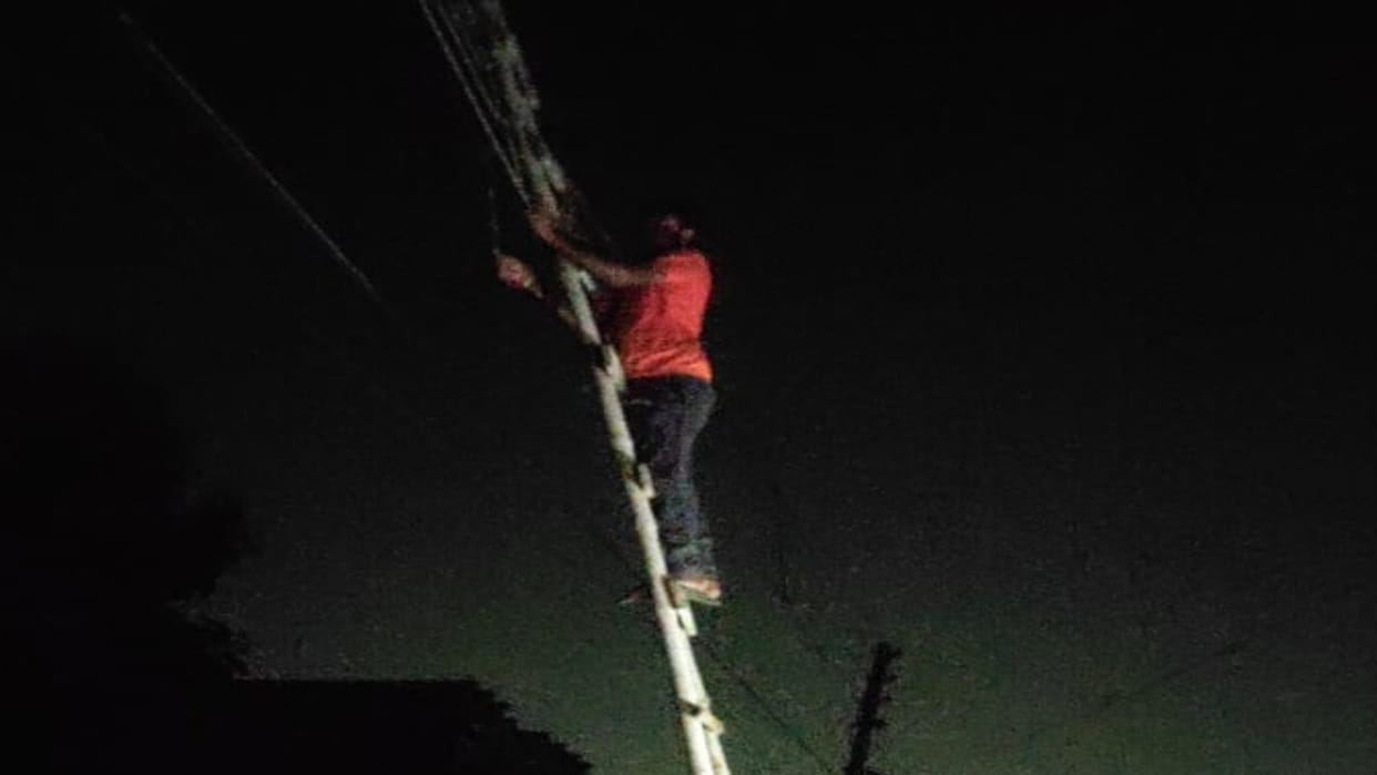 Electricity failure due to broken wire in Khorabar, commotion