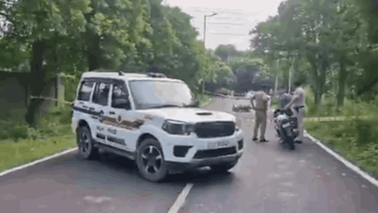 Police encounter with two criminals in narela delhi