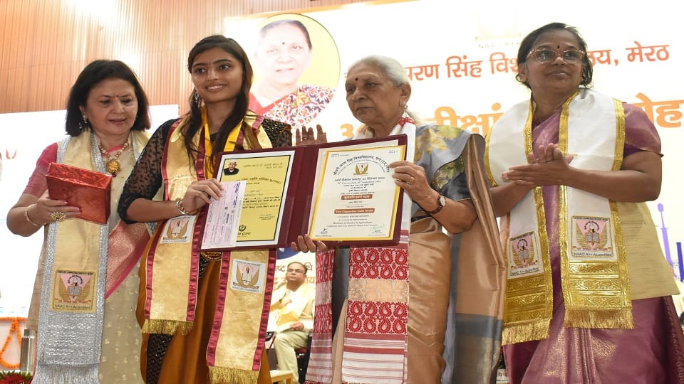 Convocation ceremony of CCSU University: Wore the medal with mother...increased in happiness